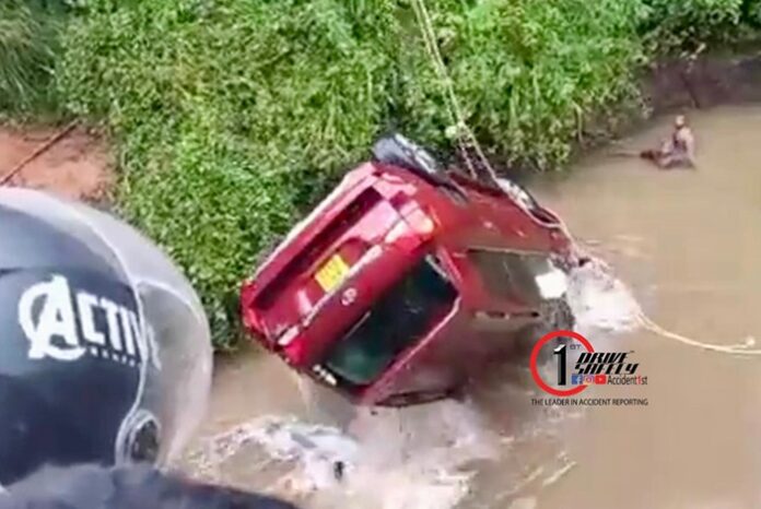 Land Cruiser falls into river : Two young brothers die