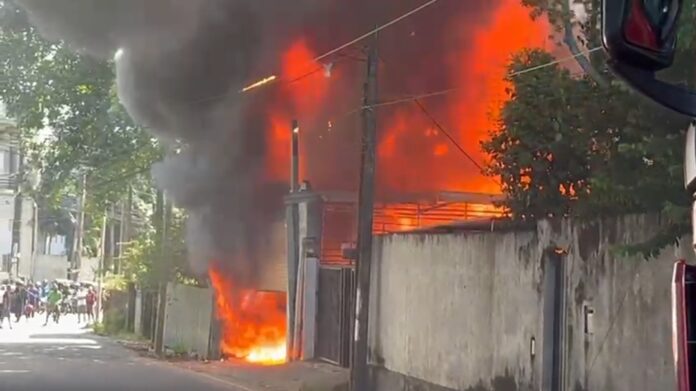 Massive fire reported in Rajagiriya (Video)