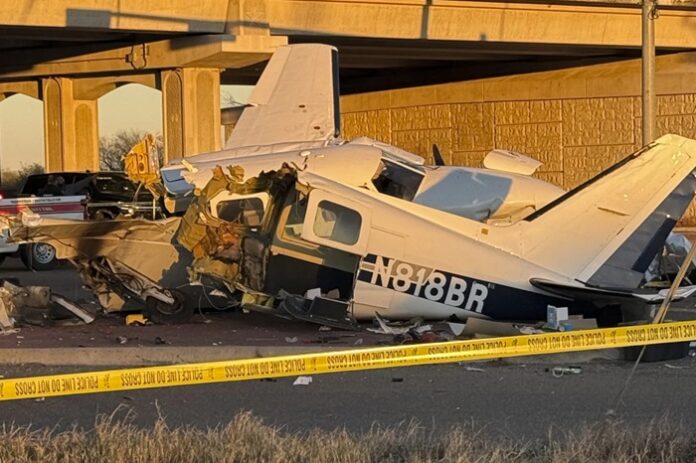 Propeller plane crashes onto a US highway (video)