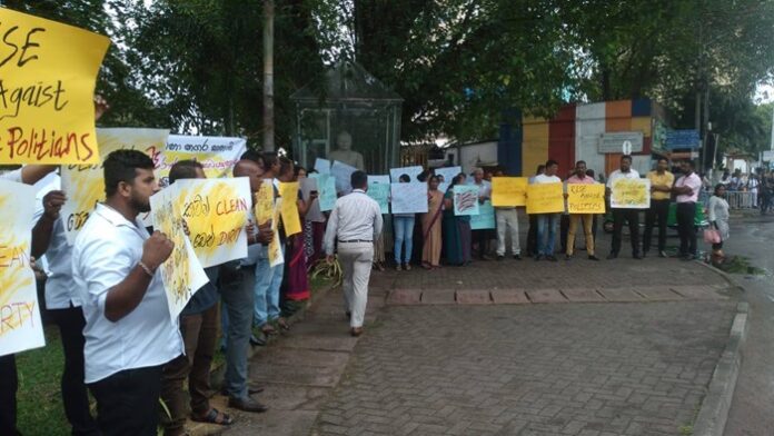 Dehiwala MC staff protest against sudden transfer of Commissioner