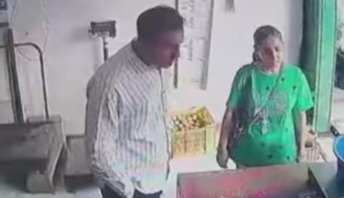 Caught on CCTV : Foreign duo’s cash stealing trick